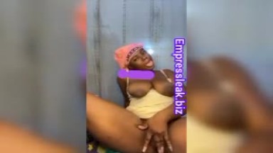 Kumasi slay girl showing her sweet inviting pussy